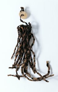Quaste mit durchbrochener runder Scheibe, gefunden beim Ötzi-Eismann (Leder und Stein)